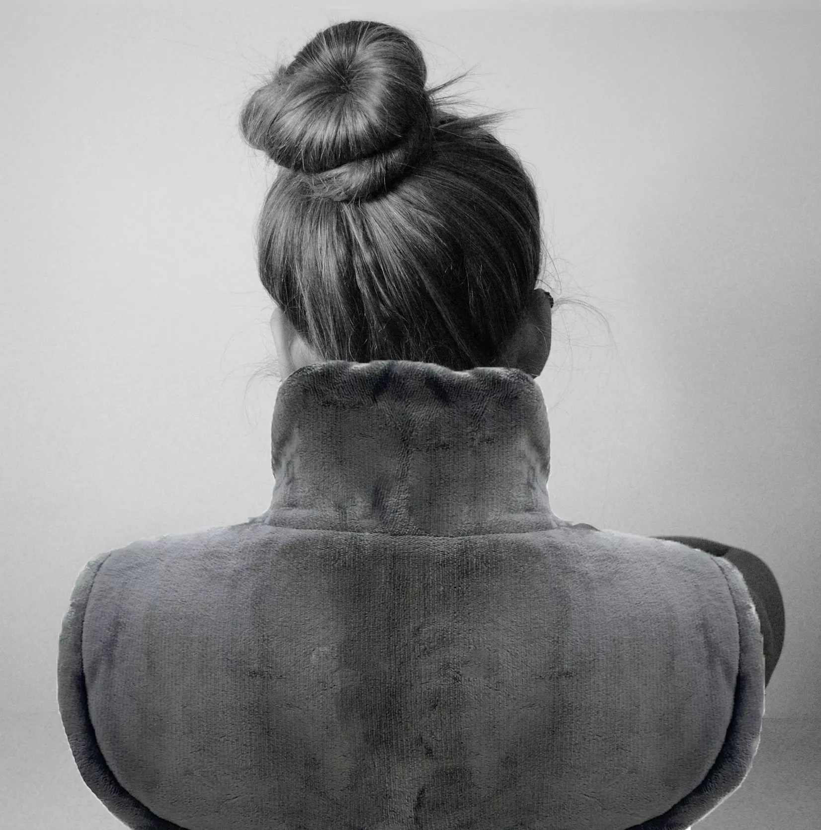 Heating pad for neck and shoulder